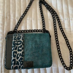 Kelly Wynne Crossbody Bag